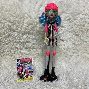 Monster High GHOULIA YELPS Skultimate Roller Maze Skating Doll